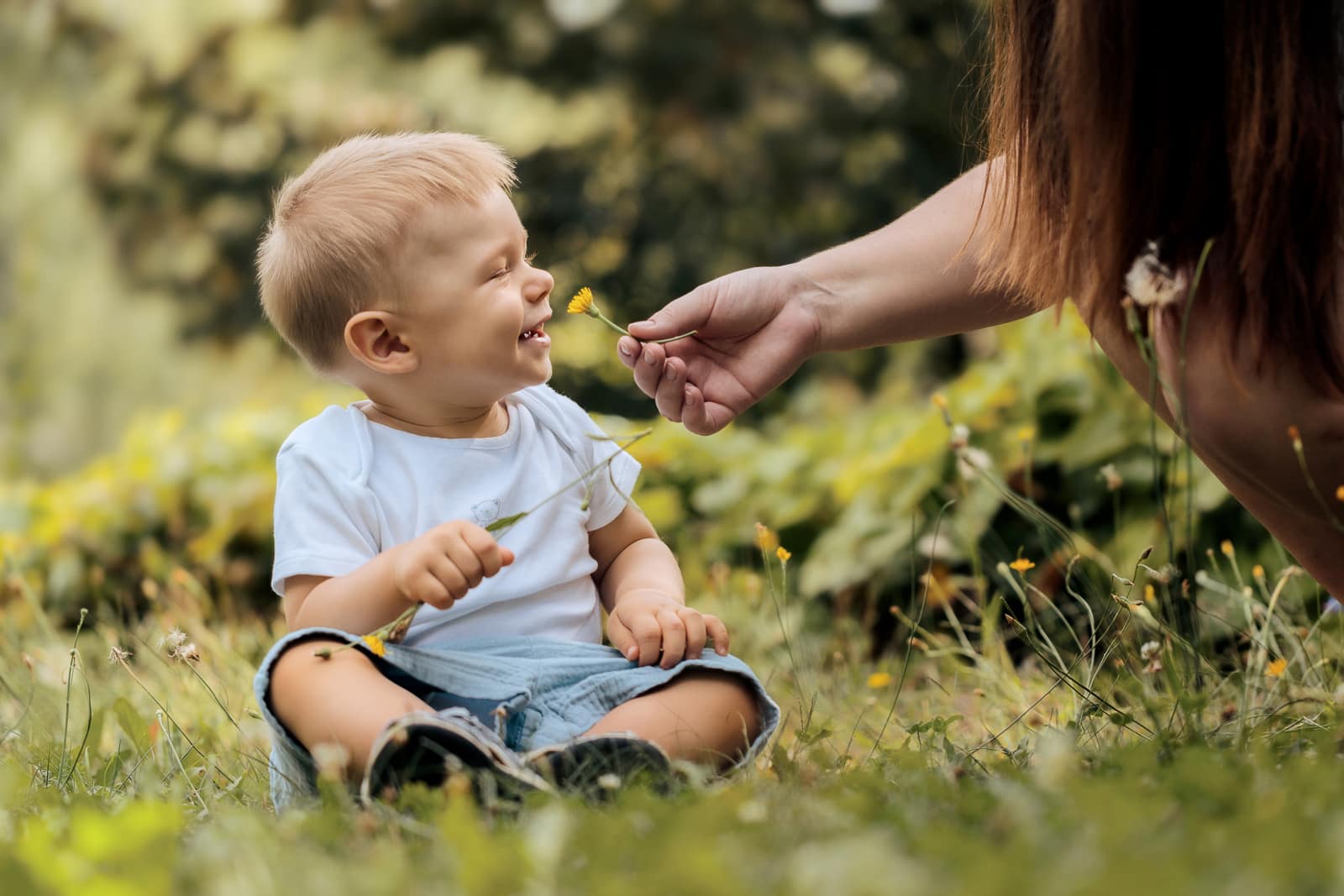 Dítě s maminkou v parku