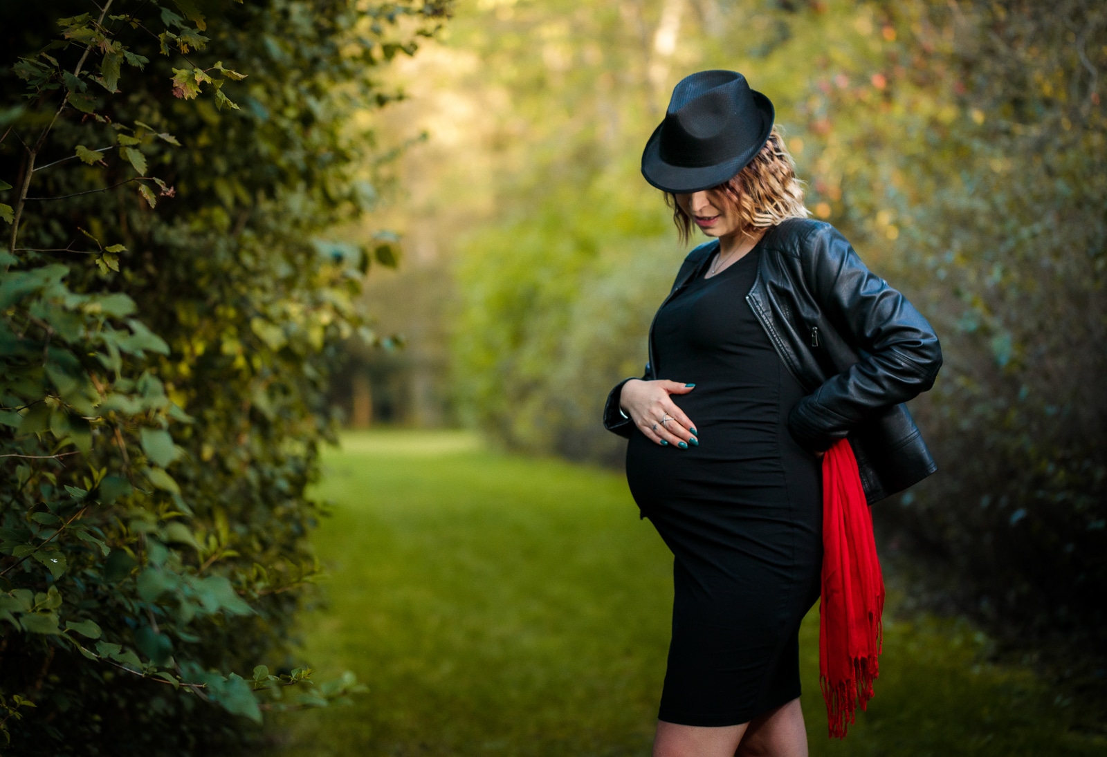 Těhotná žena při focení v přírodě