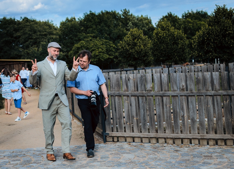 Svatební fotograf se svatebčanem